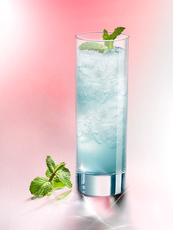 Des Cocktails Alcoolisés Rafraîchissants Avec De La Neige Carbonique à La  Menthe Et Des Fruits Sur Le Bar En Gros Plan Vapeur Blanche Autour Des  Verres