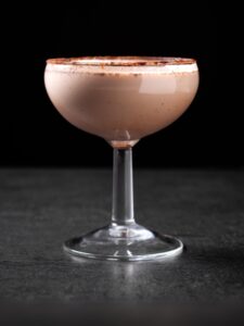 Cocktail Alexan'Dillon avec très vieux rhum Dillon, crème de cacao et lait concentré sucré