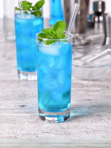 Cocktail Blue Up avec nectar de poire, curaçao bleu et champagne