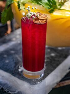 Cocktail Boost avec jus de framboise, nectar de cranberry et jus de citron vert