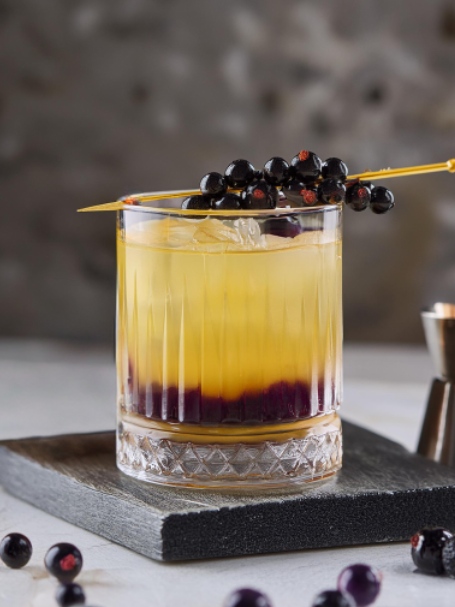 Cocktail Cassissia, recette à la gentiane et à la crème de cassis.