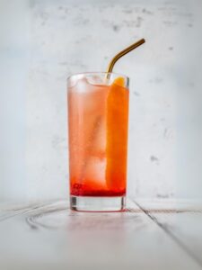 Cocktail Dream Fizz avec gin, sirop de framboise, jus de citron vert pressé et eau gazeuse