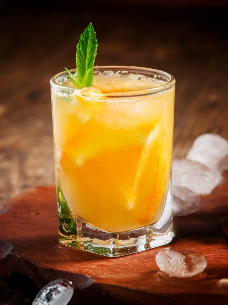 Cocktail El Ron Do Brasil avec cachaça, nectar de maracujà, nectar de litchi et sirop de canne.