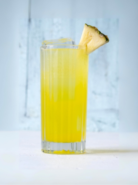 Cocktail Fizzy Punch avec rhum blanc, jus d'ananas, soda aux agrumes et sirop de grenadine