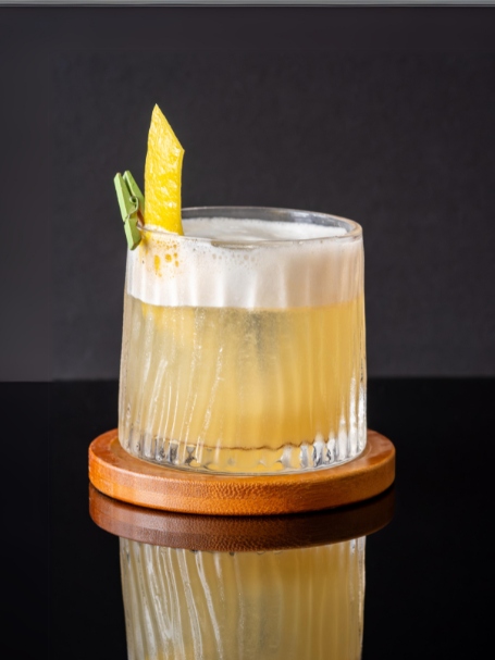 Cocktail Label Sour avec du scotch whisky, jus de citron jaune et sirop de canne