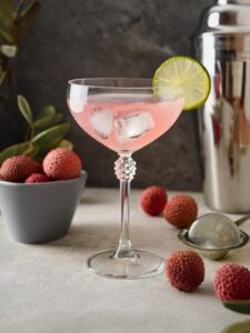 cocktail-milady rise avec des litchis dans un verre piscine avec du citron vert