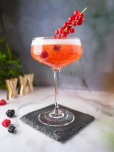 cocktail orphée rose et rouge avec des cassis