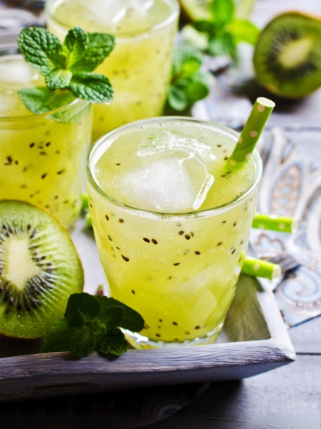 Cocktail Dai'Kiwi avec rhum blanc, kiwi frais, jus de citron jaune et sirop de canne