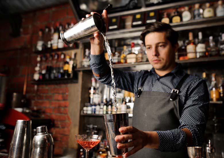 Le Barman Verse Et Mélange Un Cocktail De Pénicilline Au Bar Le Barman  Mélange Du Jus De Citron De Whisky Et Du Sirop De Gingembre Pour Préparer  Le Cocktail Alcoolisé De Pénicilline