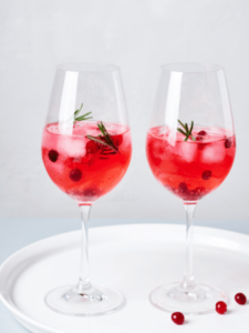 Cocktail Soleil Levant, recette sans alcool avec du jus de cranberry, du nectar de litchi et du sirop de fraise, servi dans un verre à cocktail